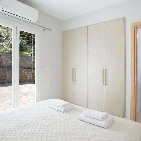 Theros 2 דירה Yénion